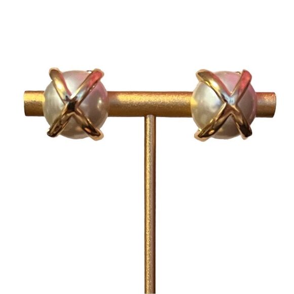 🤯5/$20🤯 Pearl Gold Tone Stud Earrings - Picture 1 of 4